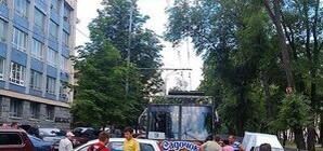 Внедорожник перекрыл проезд нескольким троллейбусам в центре города