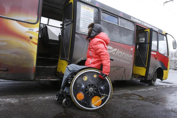 По крайней мере одна маршрутка стала оборудованной для инвалидов. Фото: kievpress.net
