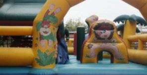 Маленький ребенок упал с батута и разбил голову