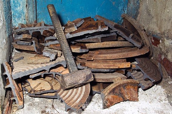 Что бы скрыть факт кражи, металл ломают на части и сдают в разные пункты приема.
Фото:mvs.gov.ua 