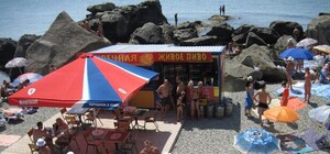 На детском пляже в Алупке продают алкоголь