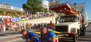 На набережной Севастополя богатыри тягали грузовики и поднимали огромные покрышки