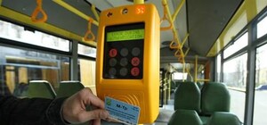 Чиновники ликуют: в автобусах на Борщаговке появились новые компостеры