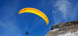 Под Севастополем разбился парапланерист