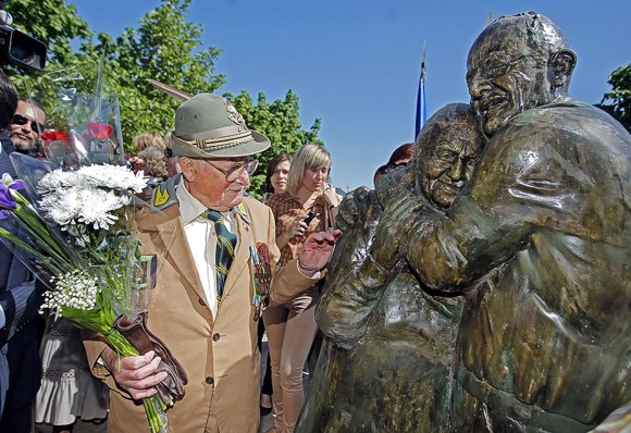 Умер герой передачи "Жди меня" из Италии, которому поставили памятник в Киеве. Фото: 20khvylyn.com