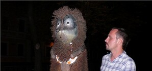 Вандалы изуродовали знаменитого киевского Ежика в Тумане