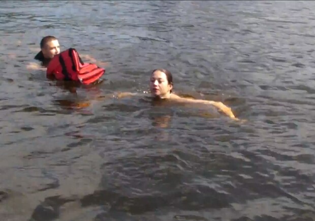 Женщина не хотела выбираться из воды. 
Фото: скриншот с Youtube.