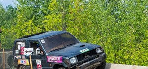 Скорость, адреналин  и риск: под Луганском джипы и квадроциклы гоняли по песку