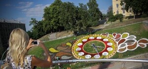 Как это выглядит: цветочные часы на Майдане стали самыми большими за всю историю