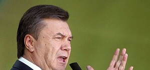 Самые важные ВИПы Донецка затаив дыхание слушают Януковича в драмтеатре