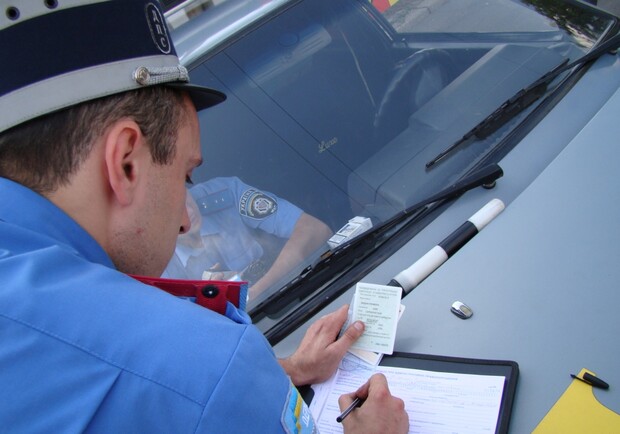 Кабмин собирается ужесточить штрафы на дорогах. Фото: lenta-ua.net