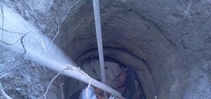 В Крыму спасатели вызволяли коня из 5-метрового колодца