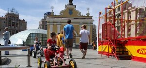 Сплошное надувательство: Vgorode разбирался, почему Майдан полностью уставлен неуместными аттракционами