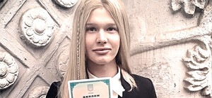 Выходец из Крыма, андрогин Борис Апрель из-за пластической операции стал еще больше похож на девочку