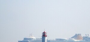 В Одессу зашел огромный 5-звездочный круизник Azura