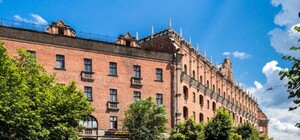 Визитная карточка Луганска – гостиница Украина: интересное сочетание готики и кремлевских мотивов