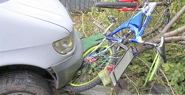 Велосипедист в результате аварии чудом остался жив. Фото: avtopoligon.info