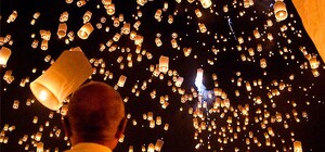 На стадионе ВНУ запустили рекордное количество небесных фонариков