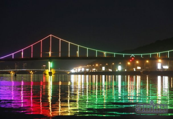 Вчера на Пешеходном мосту включили динамическое освещение. Фото: Уніан