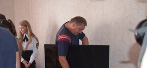 Коммунальщики отобрали у запорожца телевизор, стиральную машину и микроволновку