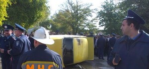 Крымский бунт: селяне переворачивают машины и жгут чучела судей