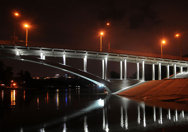 Венецианский мост подсветили. Фото: пресс-служба КГГА