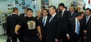 Фотофакт: в Донецке Януковича развлекал беседой Халаджи