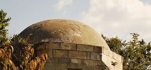 В Крыму древний мавзолей стоит посреди огорода