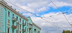 Креатив на ДВРЗ: люки закрывают необычными бетонными плитами