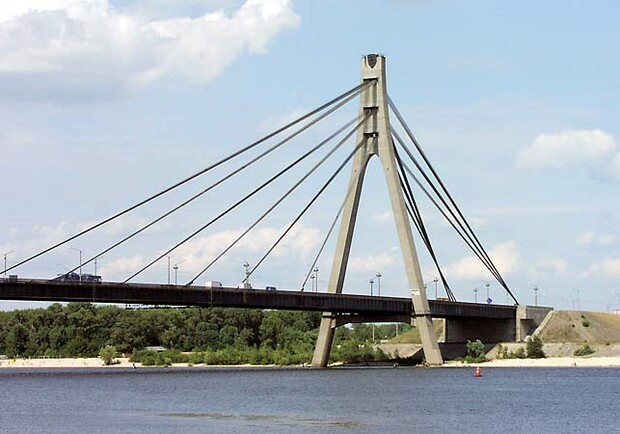 С Московского моста мужчина прыгнул в воду. Фото: kievskaya.com.ua