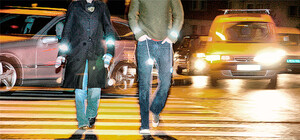 Пешеходу: как обезопасить себя и ребенка с помощью светоотражателей