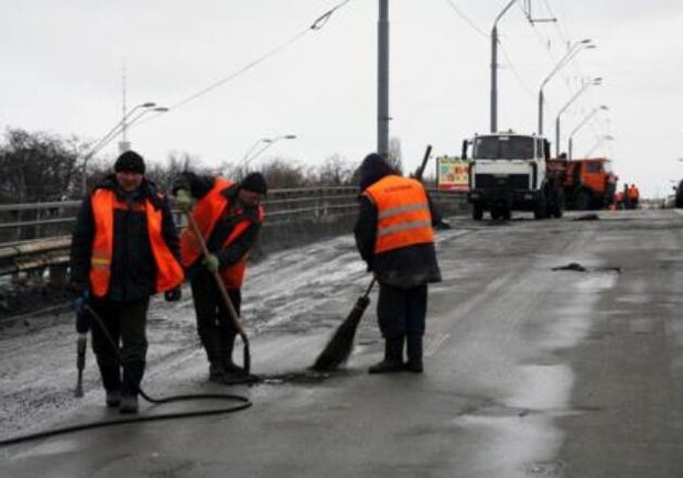 На проспекте Победы снова ремонтируют дорогу. Фото: autonews.autoua.net