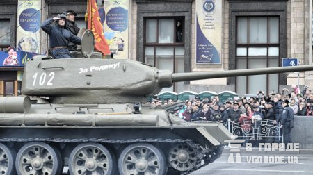 Новость - Досуг и еда - Парад на Крещатике: военные джипы, танк и девушки в форме