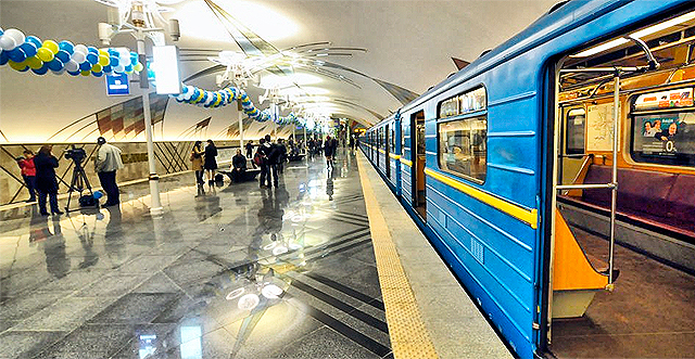 На станции "Теремки" отключили напряжение с контактного рельса. Фото: Vgorode