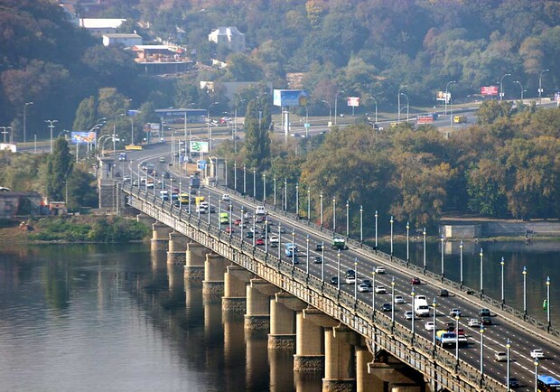 Мост Патона сожет отановится в сплошной пробке.
Фото с сайта dorogi.kiev.ua