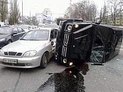 Джип ударил еще 3 автомобиля. Фото: autoport.ua