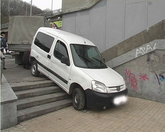 Новость - События - Фотофакт: киевлянин едва не утопил свой автомобиль в Днепре