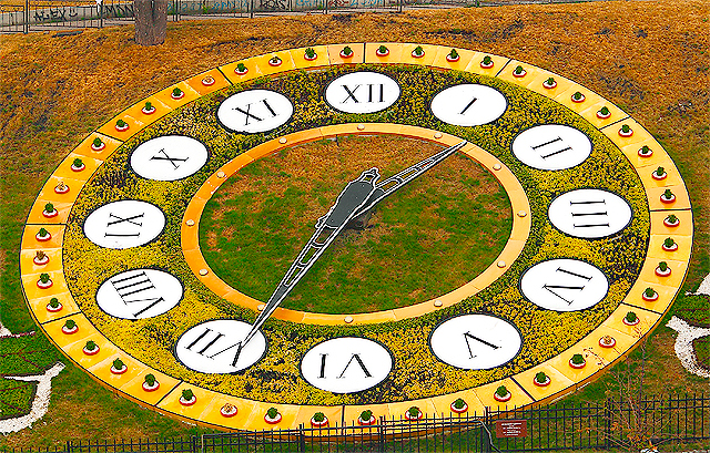 Цветочные часы на Майдане отстают. Фото с сайта vz.ua