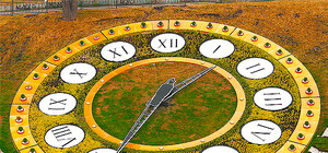 Почему отстают цветочные часы на Майдане