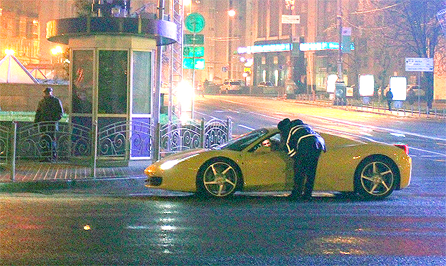 Новость - События - "Евроночь": фотофакты о сломанных часах и отважном "Еврогаишнике" с Ferrari