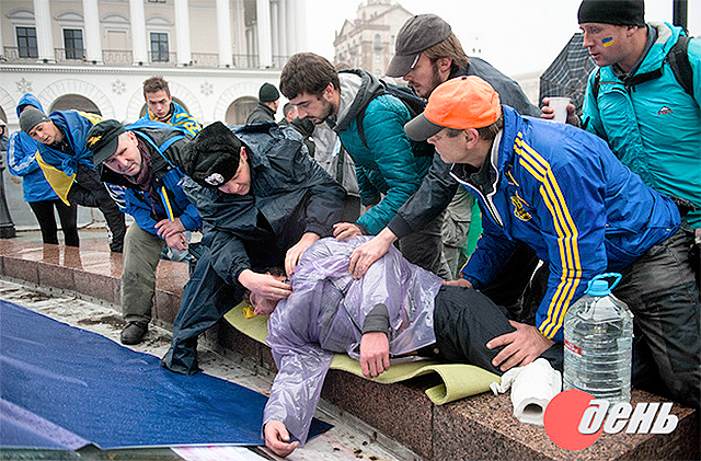 Милиционер помог митингующему, которому стало плохо. Фото: www.day.kiev.ua