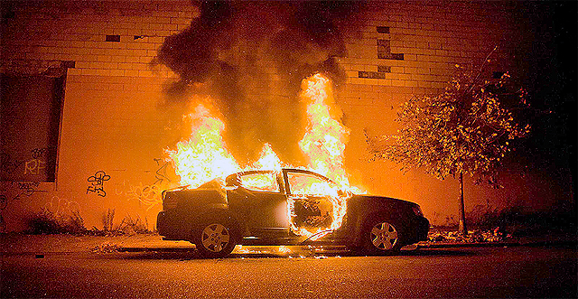 В последнее время в столице часто случаются поджоги машин. Фото с сайта <a href="http://animalnewyork.com/2012/i-shot-that-tod-seelies-exploding-car/">animalnewyork.com</a>.