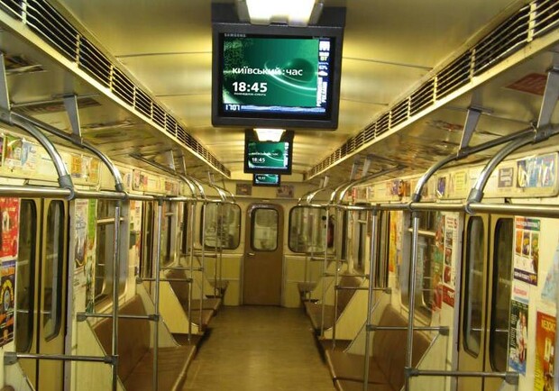 В вагонах метро скоро не будет мониторов. Фото с сайта proreklamy.com.ua