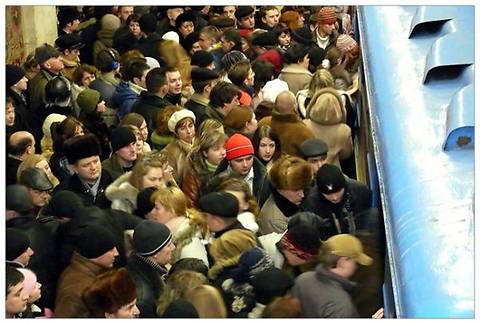 Скопления людей в метро обычно случаются в будни, но сегодня, в воскресенье, метрополитен переполнен. Фото с сайта dom.ria.ua