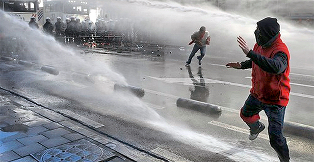 Возможно, против митингующих будут использовать водометы. Фото img-fotki.yandex.ru
