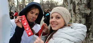 В центре Днепропетровска бесплатно раздавали презервативы
