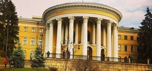 Вписка во дворце или как митингующие облюбовали Октябрьский