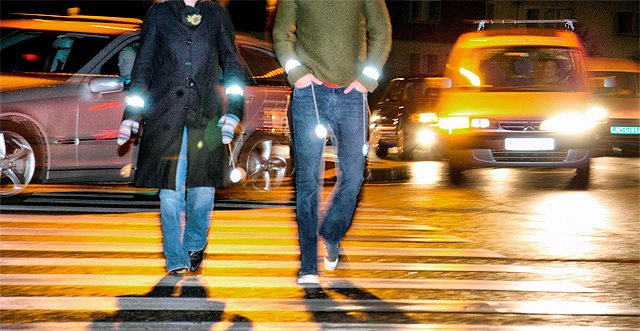 Новость - Люди города - Пешеходу: как обезопасить себя и ребенка с помощью светоотражателей