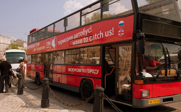 Экскурсии на двухэтажных автобусах проводятся по индивидуальному запросу. Фото с сайта openkiev.com.ua. 