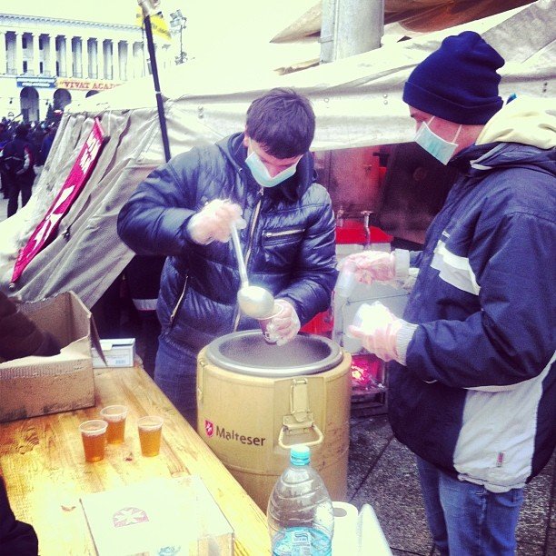 Новость - События - Как стать волонтером в пищеблоке Майдана и что готовят сегодня в бесплатных общепитах революции